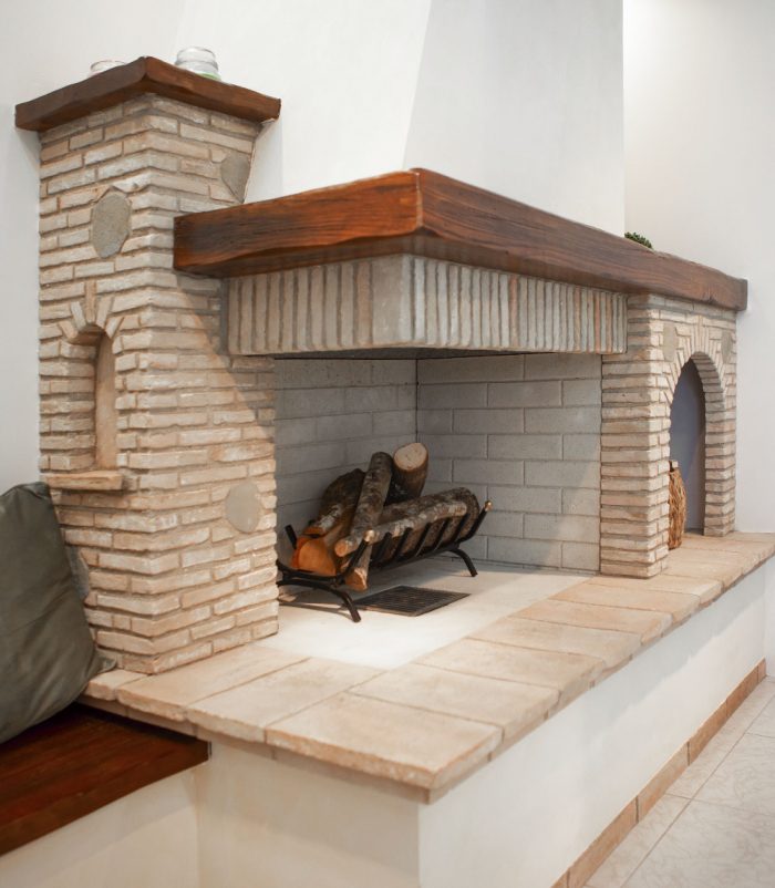 Vischio caminetto a legna rustico ad angolo in mattoni e castagno massello su misura Caminetti Carfagna - Fuoco & Design Trevi Umbria